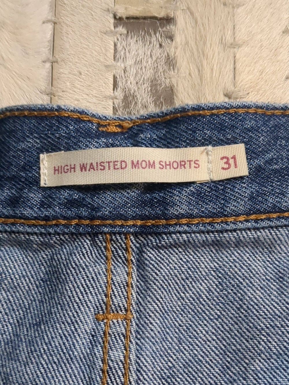 Levi's Women's 31 High Waisted Medium Wash Denim Mom Shorts - Picture 3 of 7